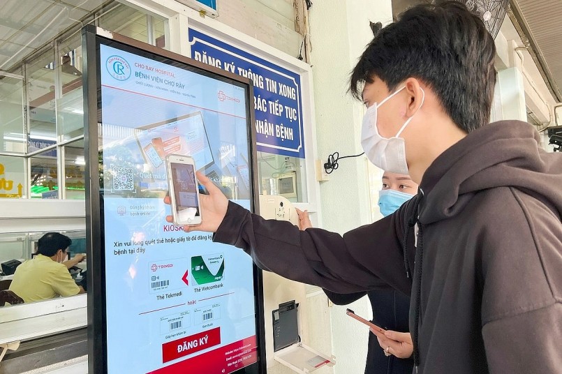 Quầy dành cho bệnh nhân đã đặt lịch khám qua app tại Bệnh viện Chợ Rẫy sáng 5-8 - Ảnh: YẾN TRINH