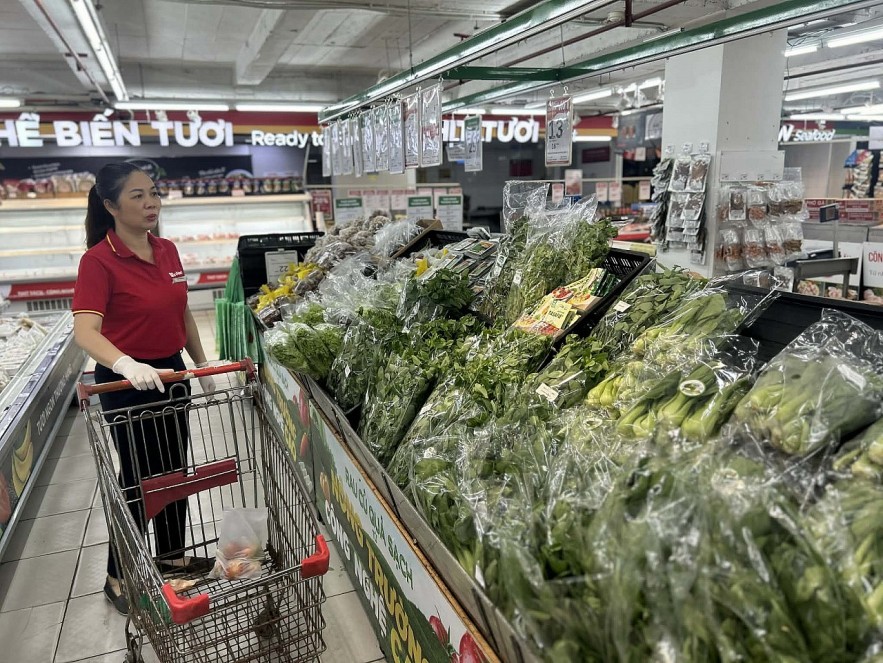 Bảo đảm nguồn cung hàng hóa thiết yếu tại các vùng đang bị cô lập do mưa lũ. Ảnh: Hải Anh Bảo đảm nguồn cung hàng hóa thiết yếu tại các vùng đang bị cô lập do mưa lũ. Ảnh: Hải Anh