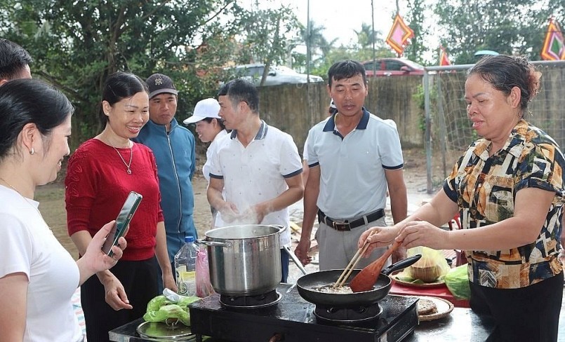 Từ con rươi người dân xã Vĩnh Thuận chế biến thành nhiều món ăn đặc sản. Từ con rươi người dân xã Vĩnh Thuận chế biến thành nhiều món ăn đặc sản.