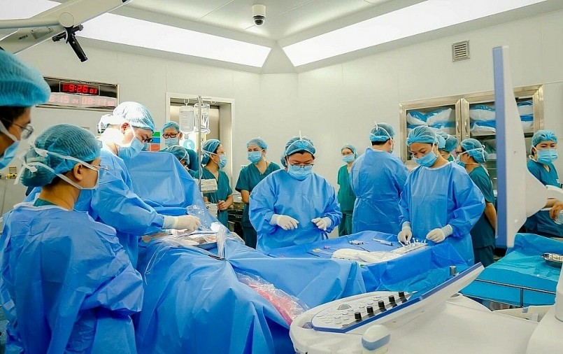 Bác sĩ Bệnh viện Từ Dũ và Nhi đồng 1 can thiệp tim bào thai cho thai phụ Singapore hôm 28/5. Ảnh: Bệnh viện cung cấp Bác sĩ Bệnh viện Từ Dũ và Nhi đồng 1 can thiệp tim bào thai cho thai phụ Singapore hôm 28/5. Ảnh: Bệnh viện cung cấp