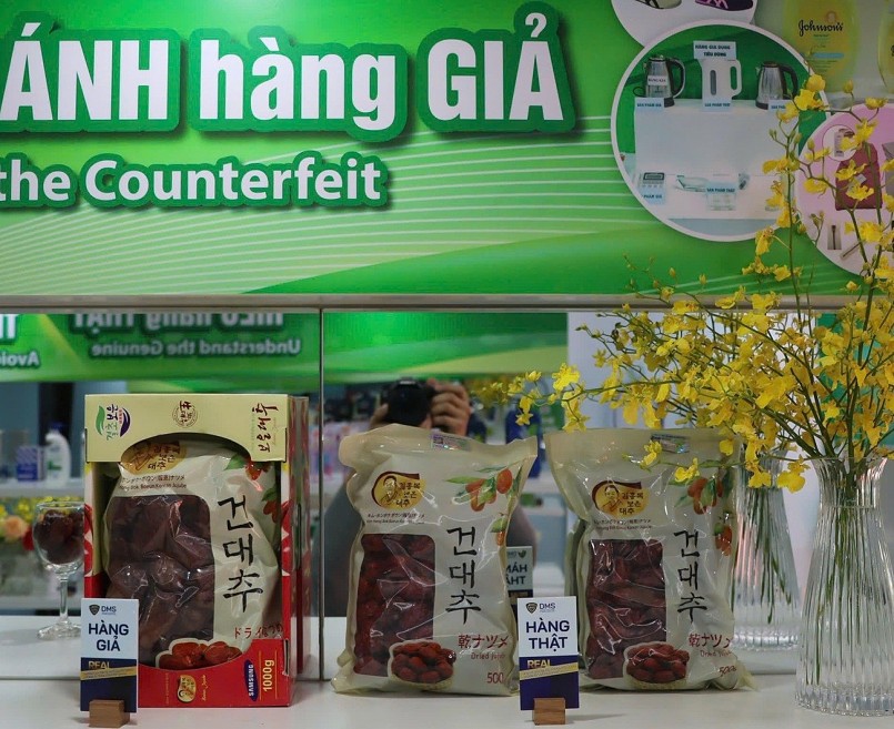 Táo đỏ đủ loại giá, thật – giả lẫn lộn: nhận biết thế nào cho đúng? Táo đỏ đủ loại giá, thật – giả lẫn lộn: nhận biết thế nào cho đúng?