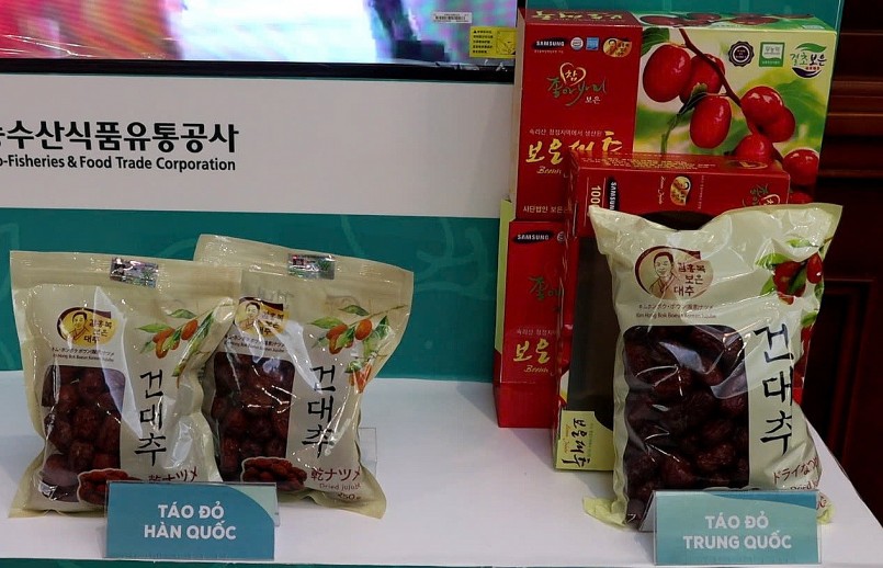 Táo đỏ đủ loại giá, thật – giả lẫn lộn: nhận biết thế nào cho đúng? Táo đỏ đủ loại giá, thật – giả lẫn lộn: nhận biết thế nào cho đúng?