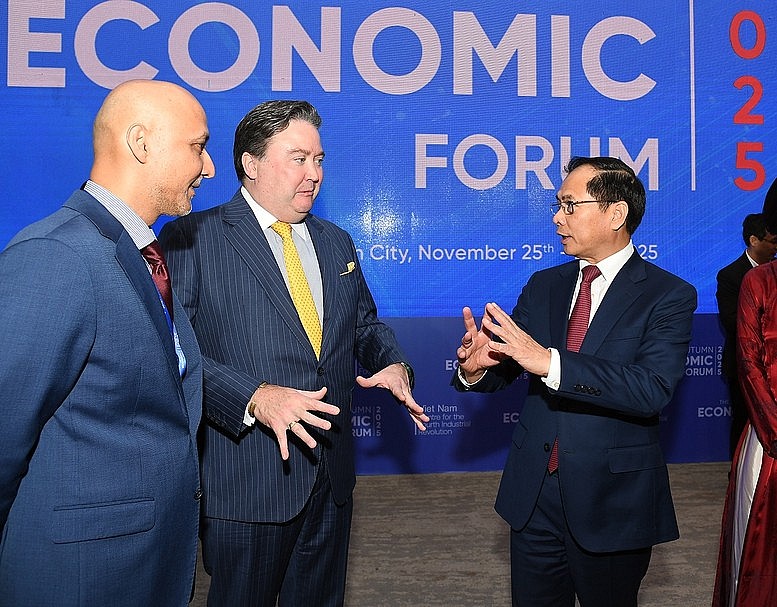 Phó Thủ tướng trao đổi với các đại biểu tại buổi làm việc - Ảnh: VGP/Hải Minh Phó Thủ tướng trao đổi với các đại biểu tại buổi làm việc - Ảnh: VGP/Hải Minh