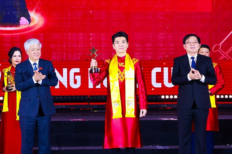 Doanh nhân Đỗ Quang Vinh được vinh danh trong TOP 10 Giải thưởng Sao Đỏ 2025 Doanh nhân Đỗ Quang Vinh được vinh danh trong TOP 10 Giải thưởng Sao Đỏ 2025