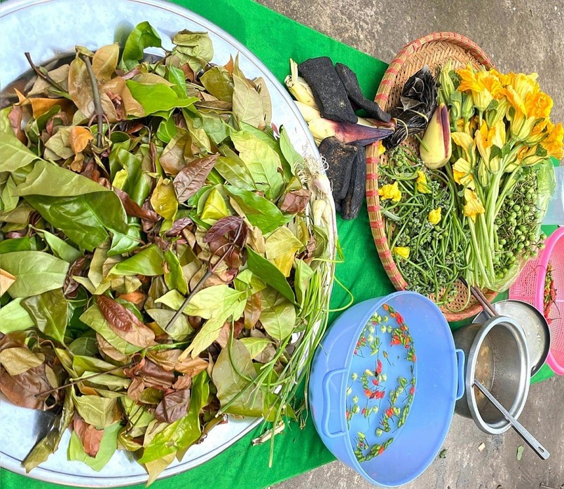 Các nguyên liệu được anh Điểu Duyên chuẩn bị để nấu canh thụt Các nguyên liệu được anh Điểu Duyên chuẩn bị để nấu canh thụt