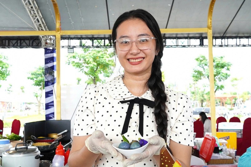 Đầu bếp Nguyễn Ái Linh người sáng tạo ra món chè cua độc đáo, khiến nhiều du khách thích thú ẢNH: G.B Đầu bếp Nguyễn Ái Linh người sáng tạo ra món chè cua độc đáo, khiến nhiều du khách thích thú ẢNH: G.B