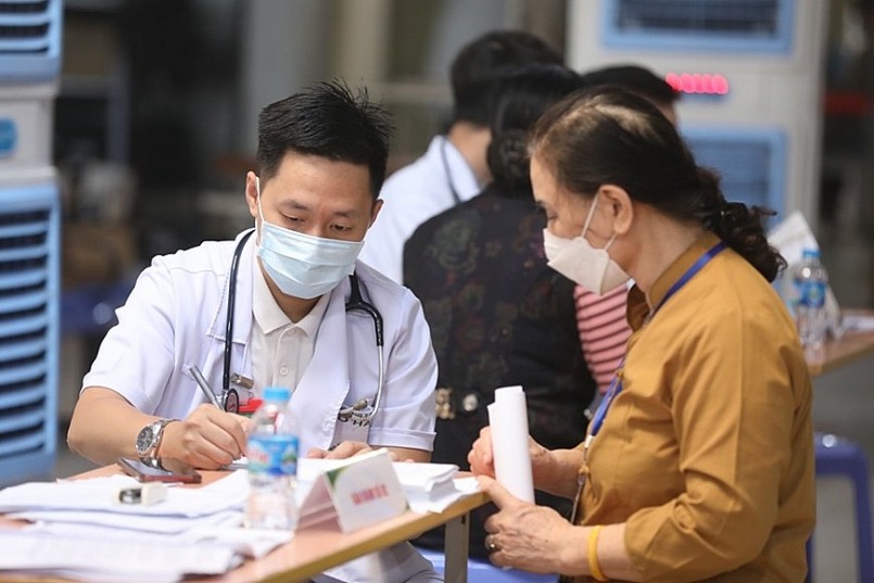 Người cao tuổi và người có bệnh nền là nhóm đối tượng nguy cơ cao, cần được theo dõi sát sao trước các tác nhân gây bệnh mới nổi.