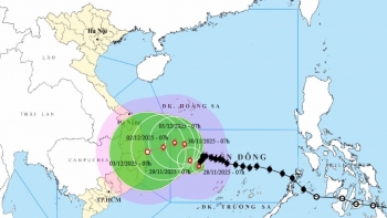 Bão số 15 di chuyển rất chậm, liên tục đổi hướng và giật cấp 14