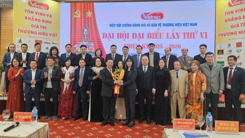 Ban Chấp hành Hiệp hội Chống hàng giả và Bảo vệ thương hiệu Việt Nam nhiệm kỳ 2025–2030 ra mắt tại Đại hội. Ban Chấp hành Hiệp hội Chống hàng giả và Bảo vệ thương hiệu Việt Nam nhiệm kỳ 2025–2030 ra mắt tại Đại hội.