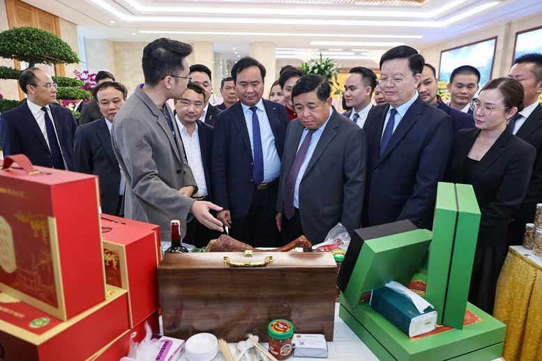 Phó Thủ tướng Nguyễn Chí Dũng và Phó Thủ tướng Mai Văn Chính tham quan các gian hàng tại Diễn đàn - Ảnh: VGP Phó Thủ tướng Nguyễn Chí Dũng và Phó Thủ tướng Mai Văn Chính tham quan các gian hàng tại Diễn đàn - Ảnh: VGP