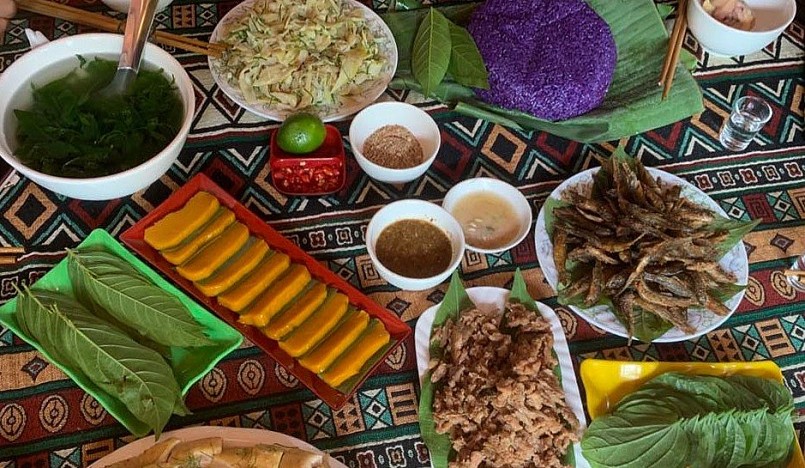 Bánh giò bầu trong mâm cơm tiếp đãi du khách tại các homestay thuộc khu du lịch cộng đồng Hữu Liên, huyện Hữu Lũng, Lạng Sơn. Bánh giò bầu trong mâm cơm tiếp đãi du khách tại các homestay thuộc khu du lịch cộng đồng Hữu Liên, huyện Hữu Lũng, Lạng Sơn.