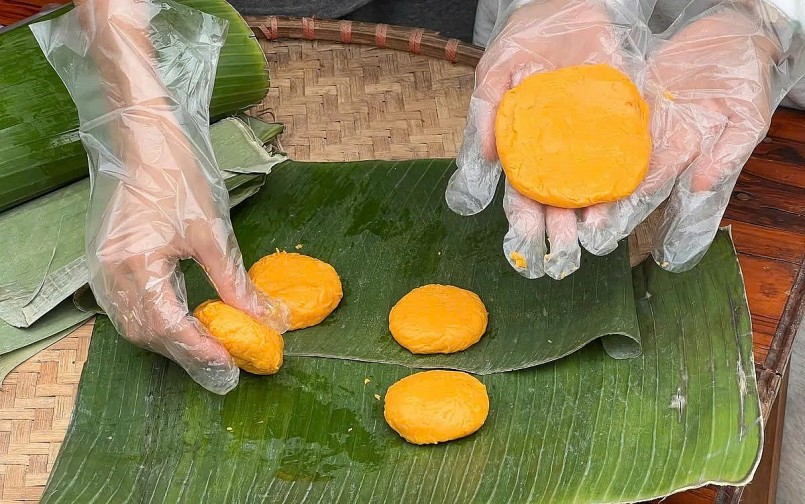 Những chiếc bánh giò bầu đã gói hoàn chỉnh, chuẩn bị đưa vào hấp khoảng 60 phút. Những chiếc bánh giò bầu đã gói hoàn chỉnh, chuẩn bị đưa vào hấp khoảng 60 phút.