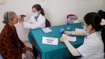 Bộ Y tế: Người dân vùng lũ được khám BHYT không cần mang thẻ, không lo trái tuyến