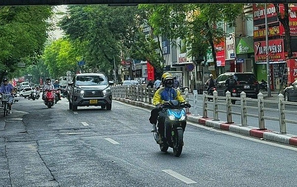 Ghi nhận thực tế tại Hà Nội và các tỉnh phía Bắc cho thấy, biên độ nhiệt trong ngày đang dao động rất mạnh. Buổi sáng nhiệt độ chỉ khoảng 15–17°C, nhưng đến trưa có thể vọt lên 25–28°C, rồi lại giảm sâu vào ban đêm. Ghi nhận thực tế tại Hà Nội và các tỉnh phía Bắc cho thấy, biên độ nhiệt trong ngày đang dao động rất mạnh. Buổi sáng nhiệt độ chỉ khoảng 15–17°C, nhưng đến trưa có thể vọt lên 25–28°C, rồi lại giảm sâu vào ban đêm.