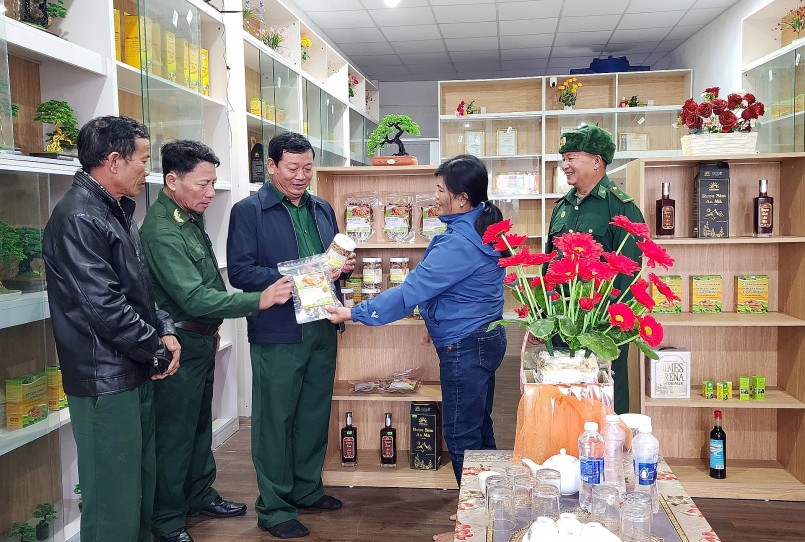 Quảng bá thương hiệu khoai deo Lâm Hường - Ảnh: T.L Quảng bá thương hiệu khoai deo Lâm Hường - Ảnh: T.L