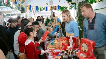 Đông đảo du khách tham quan, trải nghiêm Hội chợ Giáng sinh châu Âu giữa lòng Hà Nội