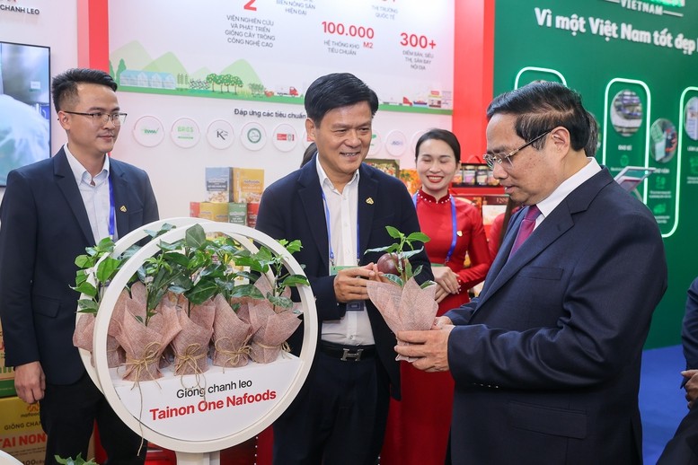 Thủ tướng Phạm Minh Chính tham quan các gian trưng bày sản phẩm tại Diễn đàn Kinh tế Việt Nam 2025, triển vọng 2026 - Ảnh: VGP