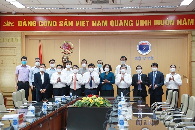 Các Ngân hàng Vietcombank, HDBank, Vietinbank, BIDV, Agribank, các tập đoàn Vingroup, Tập đoàn Sovico đã đóng góp hàng trăm tỷ đồng cho chương trình vaccine phòng Covid-19. Các Ngân hàng Vietcombank, HDBank, Vietinbank, BIDV, Agribank, các tập đoàn Vingroup, Tập đoàn Sovico đã đóng góp hàng trăm tỷ đồng cho chương trình vaccine phòng Covid-19.
