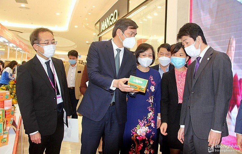 Lãnh đạo tỉnh Nghệ An giới thiệu sản phẩm OCOP của địa phương đến các đơn vị trong và ngoài nước. (ảnh: Quang An) Lãnh đạo tỉnh Nghệ An giới thiệu sản phẩm OCOP của địa phương đến các đơn vị trong và ngoài nước. (ảnh: Quang An)