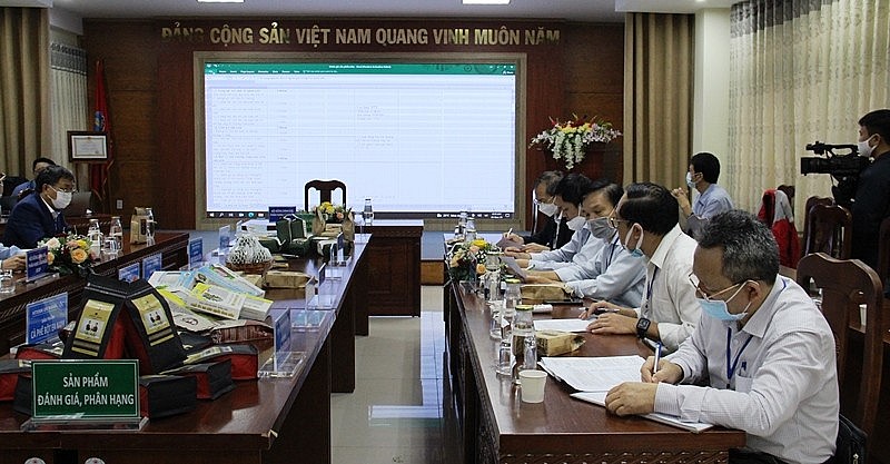 Các thành viên Hội đồng thảo luận, đánh giá các sản phẩm tham gia chương trình Các thành viên Hội đồng thảo luận, đánh giá các sản phẩm tham gia chương trình