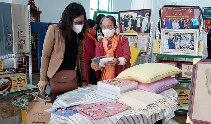 Người tiêu dùng tham quan các sản phẩm tại điểm trưng bày và bán sản pẩm OCOP trên địa bàn huyện Mỹ Đức Người tiêu dùng tham quan các sản phẩm tại điểm trưng bày và bán sản pẩm OCOP trên địa bàn huyện Mỹ Đức