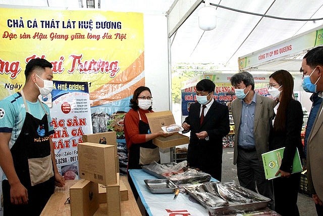 Đoàn đại biểu tham quan sản phẩm tại các gian hàng Đoàn đại biểu tham quan sản phẩm tại các gian hàng