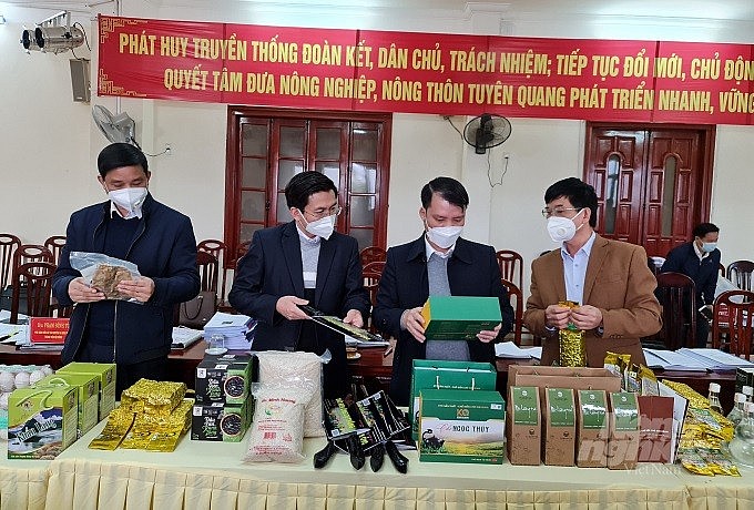 Các thành viên Hội đồng xem xét, đánh giá các sản phẩm tham gia chương trình (Ảnh: Đào Thanh) Các thành viên Hội đồng xem xét, đánh giá các sản phẩm tham gia chương trình (Ảnh: Đào Thanh)