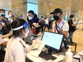 Tạo điều kiện nhập cảnh đối với người Việt Nam và thân nhân về nước