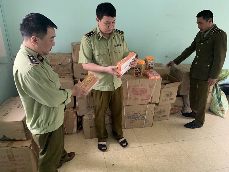 Lào Cai: Bắt giữ hàng trăm hộp kẹo không hóa đơn, chứng từ
