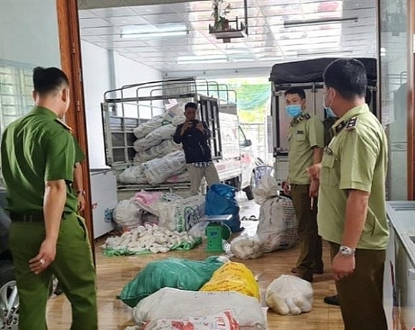 Lực lượng chức năng kiểm đếm số hàng hóa không rõ nguồn gốc xuất xứ