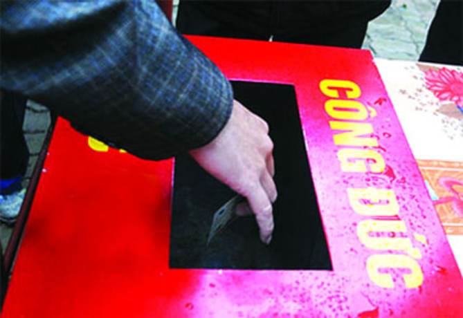 Bên cạnh việc góp công đức bằng tiền mặt, tổ chức, cá nhân cũng có thể góp công đức qua chuyển khoản Bên cạnh việc góp công đức bằng tiền mặt, tổ chức, cá nhân cũng có thể góp công đức qua chuyển khoản