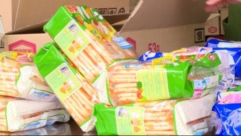 Hà Nội: Bắt giữ hàng nghìn gói bánh gạo ăn dặm của Nhật Bản đã hết hạn sử dụng