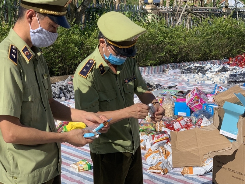 Việc tiêu hủy được thực hiện theo hình thức phá hủy, cắt, đập nát phù hợp với từng loại tang vật, đảm bảo an toàn, vệ sinh môi trường