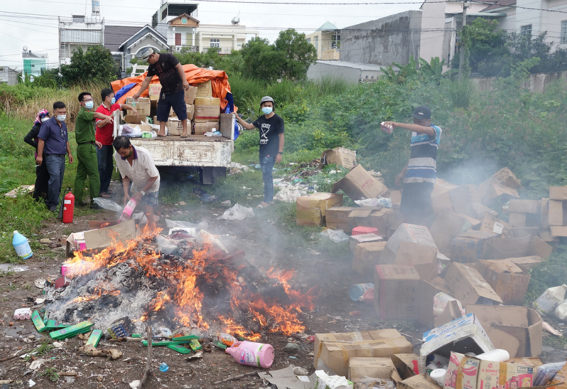 Lực lượng chức năng An Giang tiêu hủy hàng lậu (Ảnh: Công an An Giang)