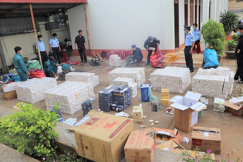 25.385 bao thuốc lá điếu ngoại nhập lậu được tiêu hủy bằng hình thức dùng máy cắt, xả nước, sau đó chôn lấp tại bãi rác