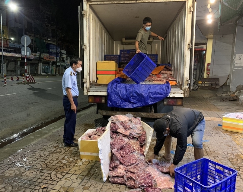 Hàng hóa bị kiểm tra và thu giữ tại hiện trường Hàng hóa bị kiểm tra và thu giữ tại hiện trường