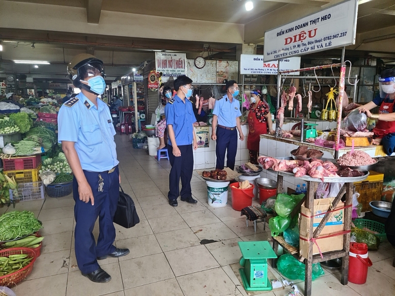 Đội QLTT số 1 giám sát tại chợ Mỹ Tho, thành phố Mỹ Tho Đội QLTT số 1 giám sát tại chợ Mỹ Tho, thành phố Mỹ Tho