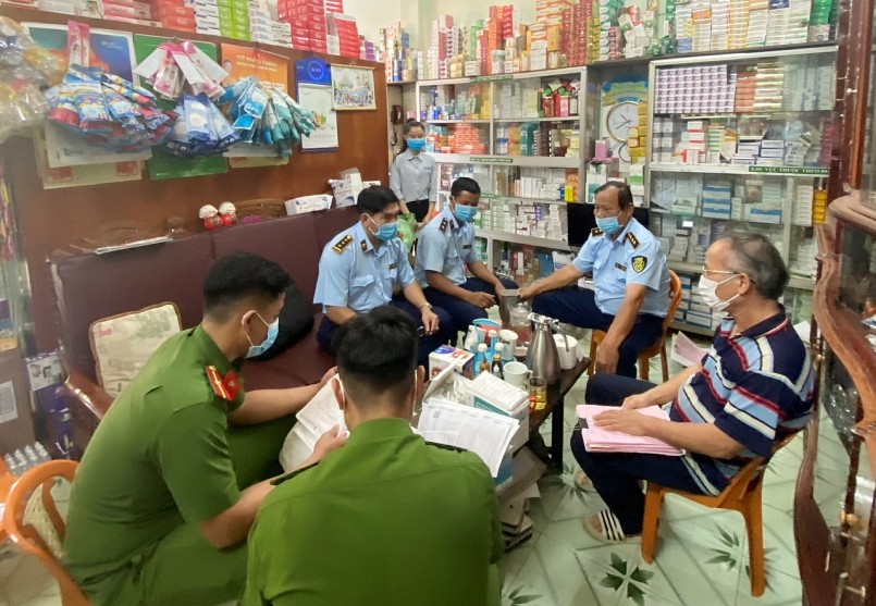 Đoàn kiểm tra lập biên bản xử phạt (Ảnh: Cục QLTT tỉnh Gia Lai).