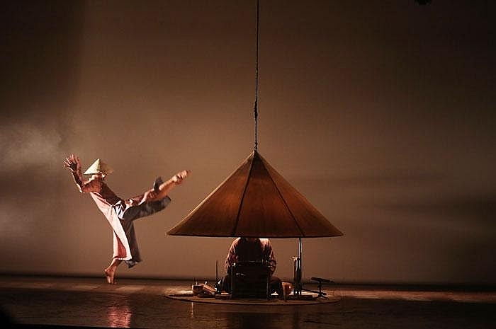 Nón lá Việt Nam trên sàn diễn múa đương đại Nón lá Việt Nam trên sàn diễn múa đương đại