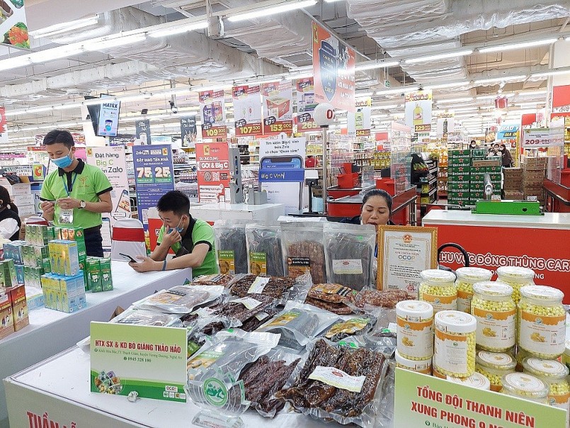 Một số đặc sản của miền Tây xứ Nghệ như: Lạp xưởng, tinh bột nghệ Tương Dương, bò giàng, gừng Kỳ Sơn... góp thêm sự phong phú vùng, miền trong các gian hàng. Một số đặc sản của miền Tây xứ Nghệ như: Lạp xưởng, tinh bột nghệ Tương Dương, bò giàng, gừng Kỳ Sơn... góp thêm sự phong phú vùng, miền trong các gian hàng.