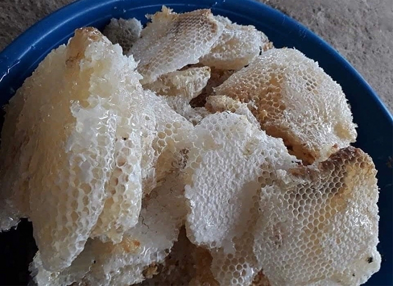 Mật ong rừng màu trắng ngà chỉ có duy nhất 1 tháng trong năm, là một trong những đặc sản của vùng núi Mù Cang Chải Mật ong rừng màu trắng ngà chỉ có duy nhất 1 tháng trong năm, là một trong những đặc sản của vùng núi Mù Cang Chải