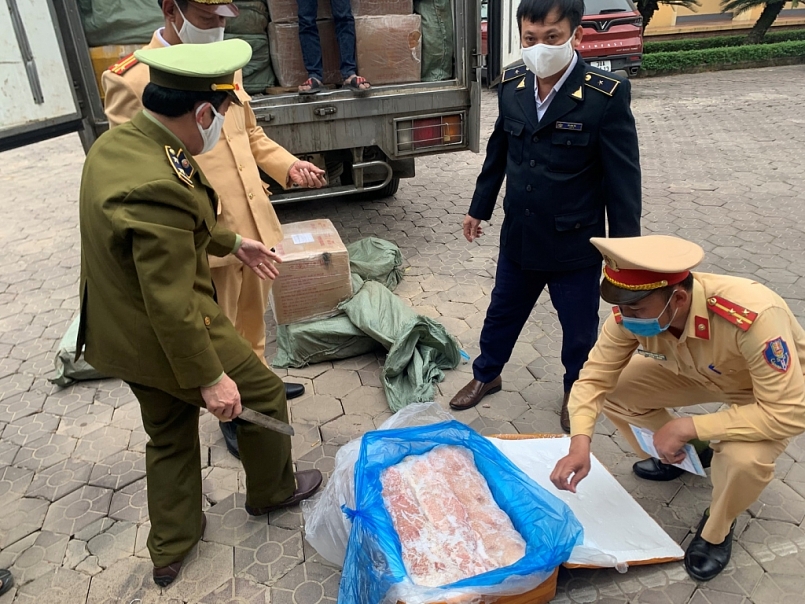 Lực lượng chức năng kiểm tra hàng hoá vi phạm