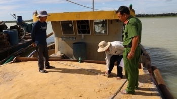 Không để tàu khai thác cát, sỏi trái phép trong lòng hồ Dầu Tiếng