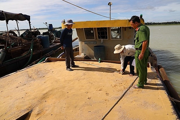 Tàu bơm hút cát trái phép trong hồ Dầu Tiếng bị lực lượng chức năng bắt giữ. (Ảnh: Lê Đức Hoảnh/TTXVN) Tàu bơm hút cát trái phép trong hồ Dầu Tiếng bị lực lượng chức năng bắt giữ. (Ảnh: Lê Đức Hoảnh/TTXVN)