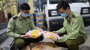 Lạng Sơn: Bắt giữ, xử lý 750kg thực phẩm nhập lậu đang trên đường vận chuyển