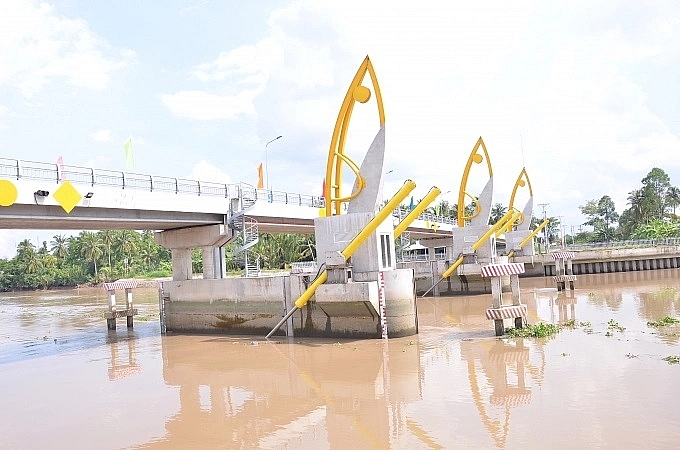 Bàn giao 3 công trình kiểm soát mặn, ngọt ở miền Tây