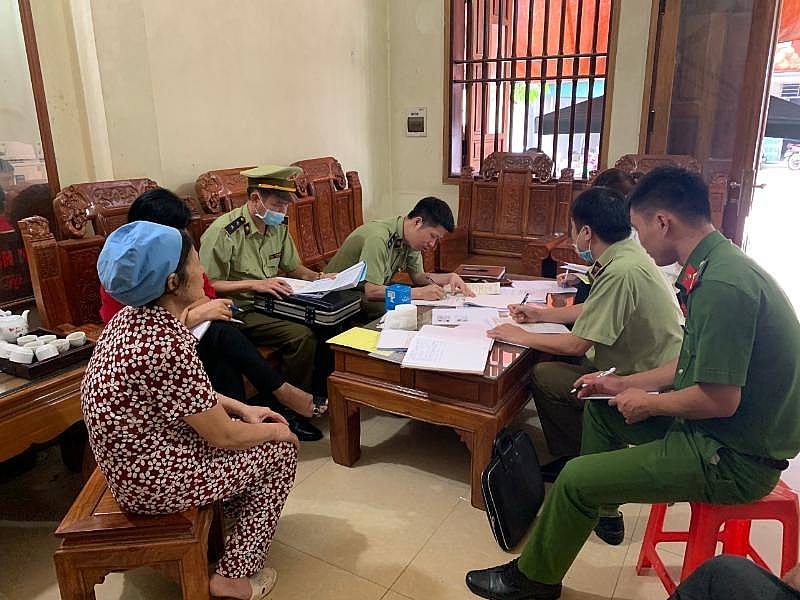 Đoàn kiểm tra đang lập biên bản với 1 cơ sở vi phạm