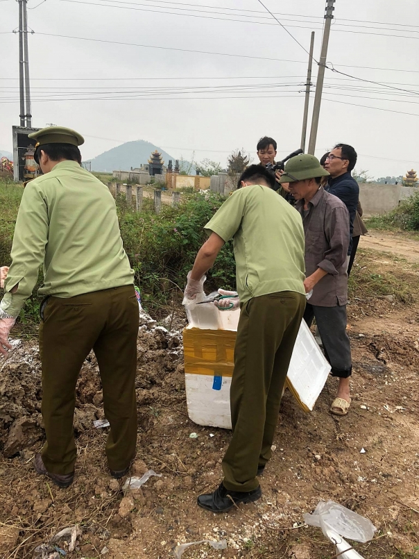 Lực lượng chức năng kiểm tra, xử lý, tiến hành tiêu hủy lô hàng không rõ xuất xứ