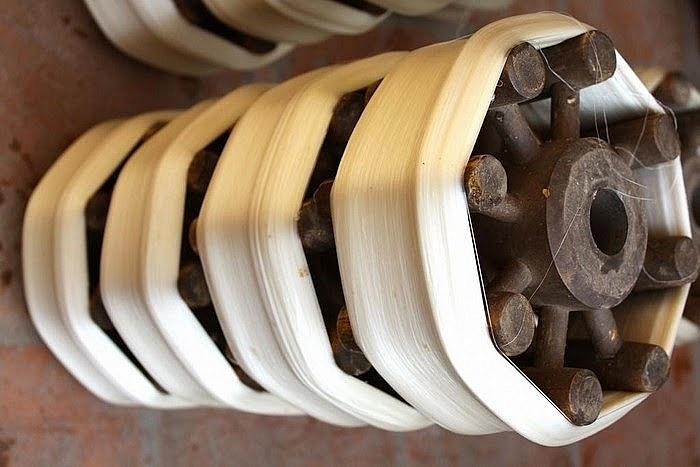 Làng nghề ươm tơ Vọng Nguyệt được nhiều người biết đến bởi sợi tơ thanh mảnh, bền chắc, bóng mượt Làng nghề ươm tơ Vọng Nguyệt được nhiều người biết đến bởi sợi tơ thanh mảnh, bền chắc, bóng mượt