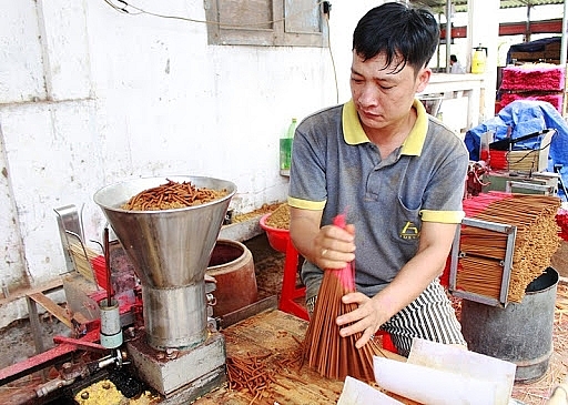 Người dân miệt mài trong từng công đoạn để làm nên từng que nhang hoàn thiện nhất Người dân miệt mài trong từng công đoạn để làm nên từng que nhang hoàn thiện nhất
